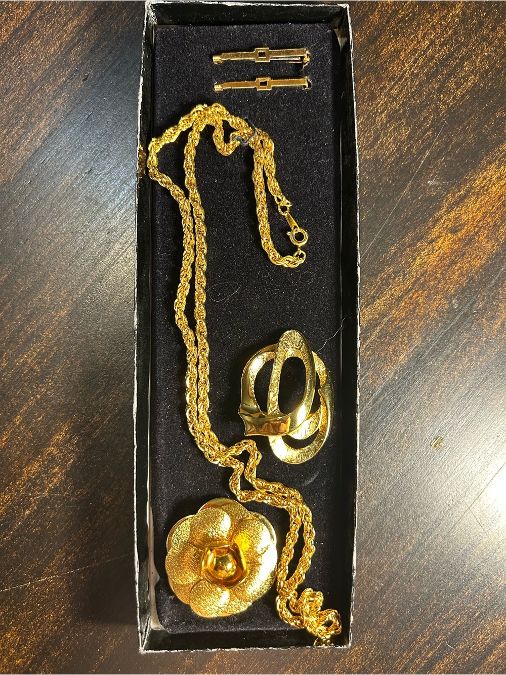 Vintage 60’s Gold Flower/Art deco Necklace set/scarf clip - Women's Jewelry